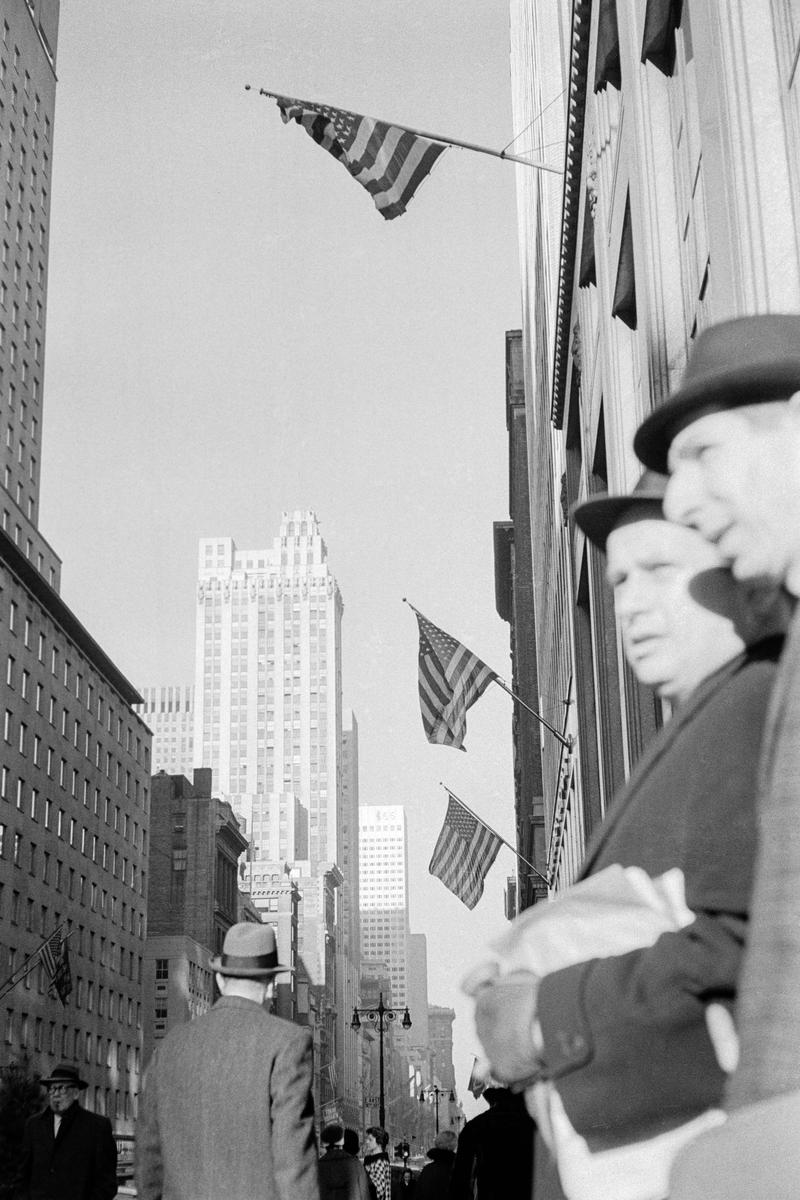 USA. NEW YORK. One of the most famous restaurants in New York, in 1962, perhaps in the world, is the &#039;Forum&#039; decorated with painting of Roman figures.  It is full at lunchtime with the millionaire businessmen of the district. A doorman in fine livery greets a client. 1962.