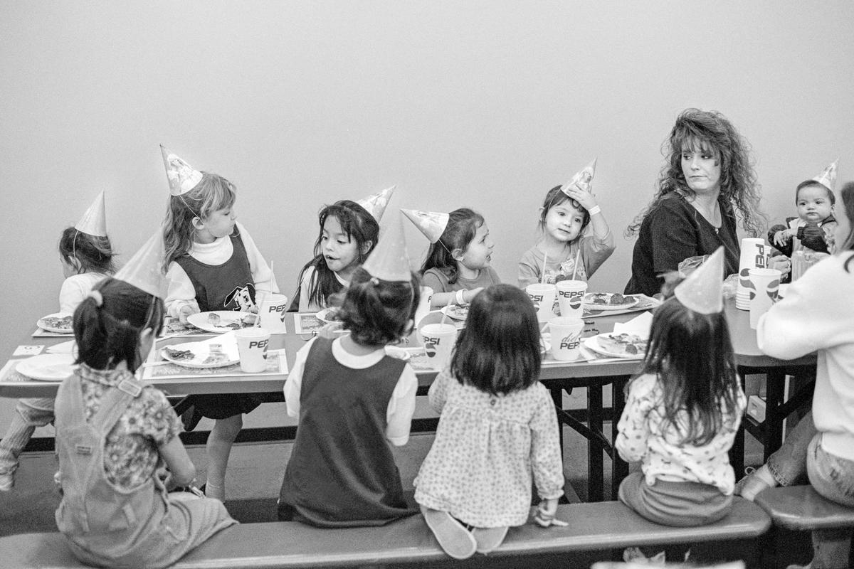 USA. ARIZONA. Phoenix, Jungle Jims pizza.  Saturday afternoon children&#039;s party. 1997.