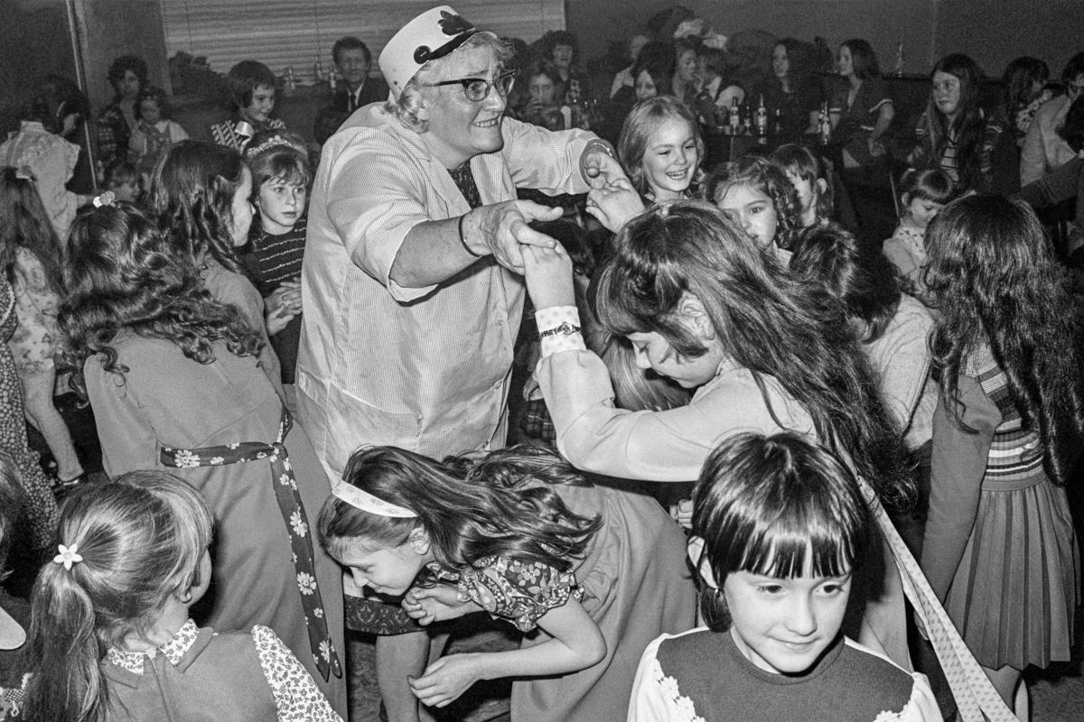 GB. WALES. Abertillery. Children&#039;s party. 1974.