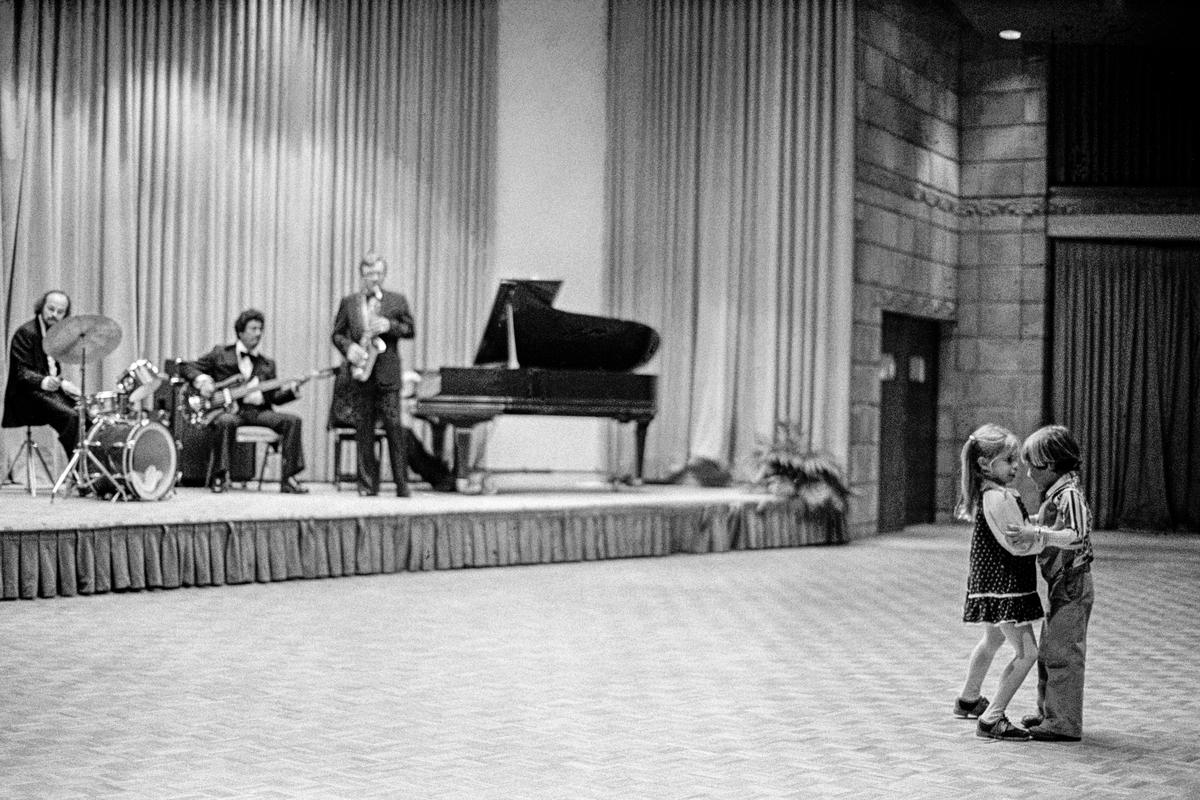 USA. ARIZONA. Phoenix. Jewish wedding. Juniors first on the dance floor. 1979.