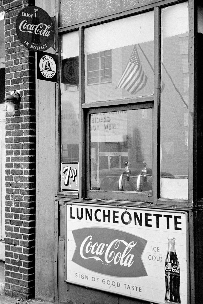 USA. NEW YORK. Lower Manhattan. Luncheonette and Flag. 1962.