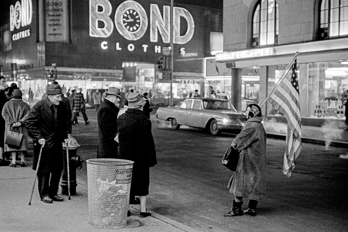 USA. NEW YORK. Manhattan. New Yorkers and the American flag. 1962.