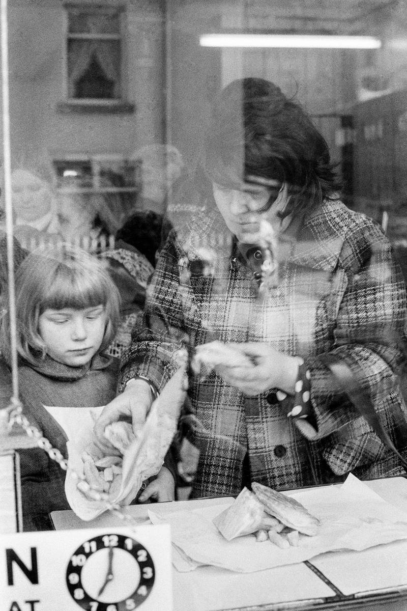 GB. WALES. Aberfan. Village fish and chip shop. 1973
