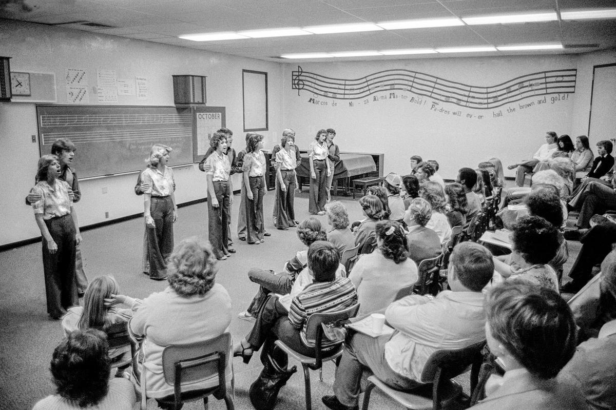 USA. ARIZONA. Tempe. Parents open day at Marcos de Niza High School in Tempe. The school choir gives a recital. 1979.