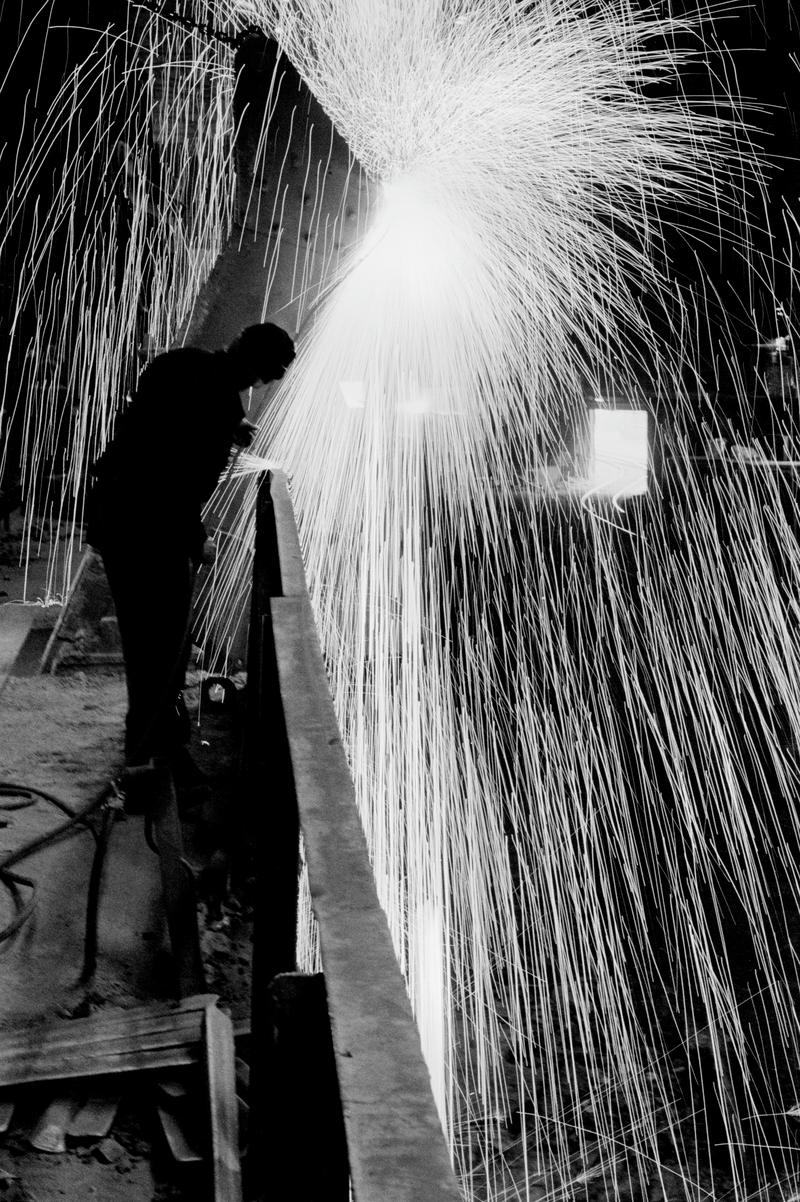 GB. WALES. Shotton. Working in Shotton Steel Works during its last days before closing. 1974.