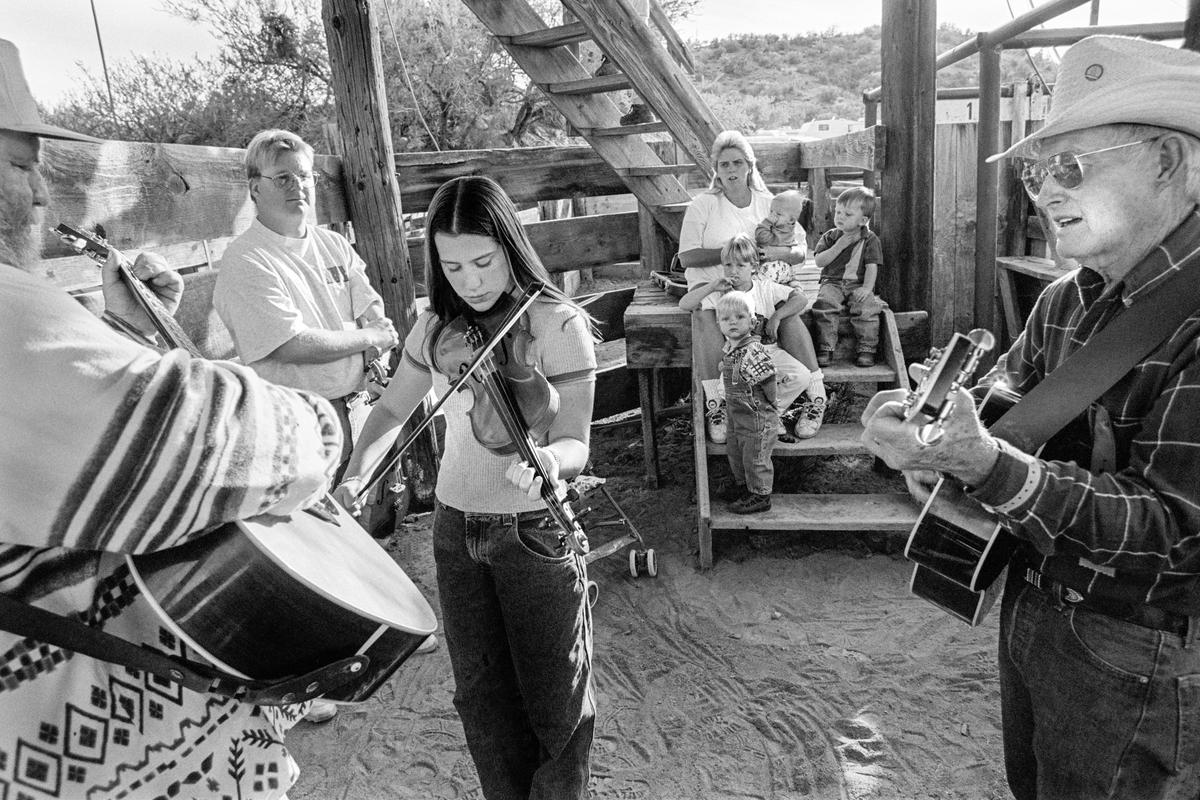 USA. ARIZONA. Wickenberg Bluegrass Festival.  18th  Annual Four Corner States Bluegrass Festival. Arizona, Wickenberg.  Speciality instruments. Practising before performance. 1997.