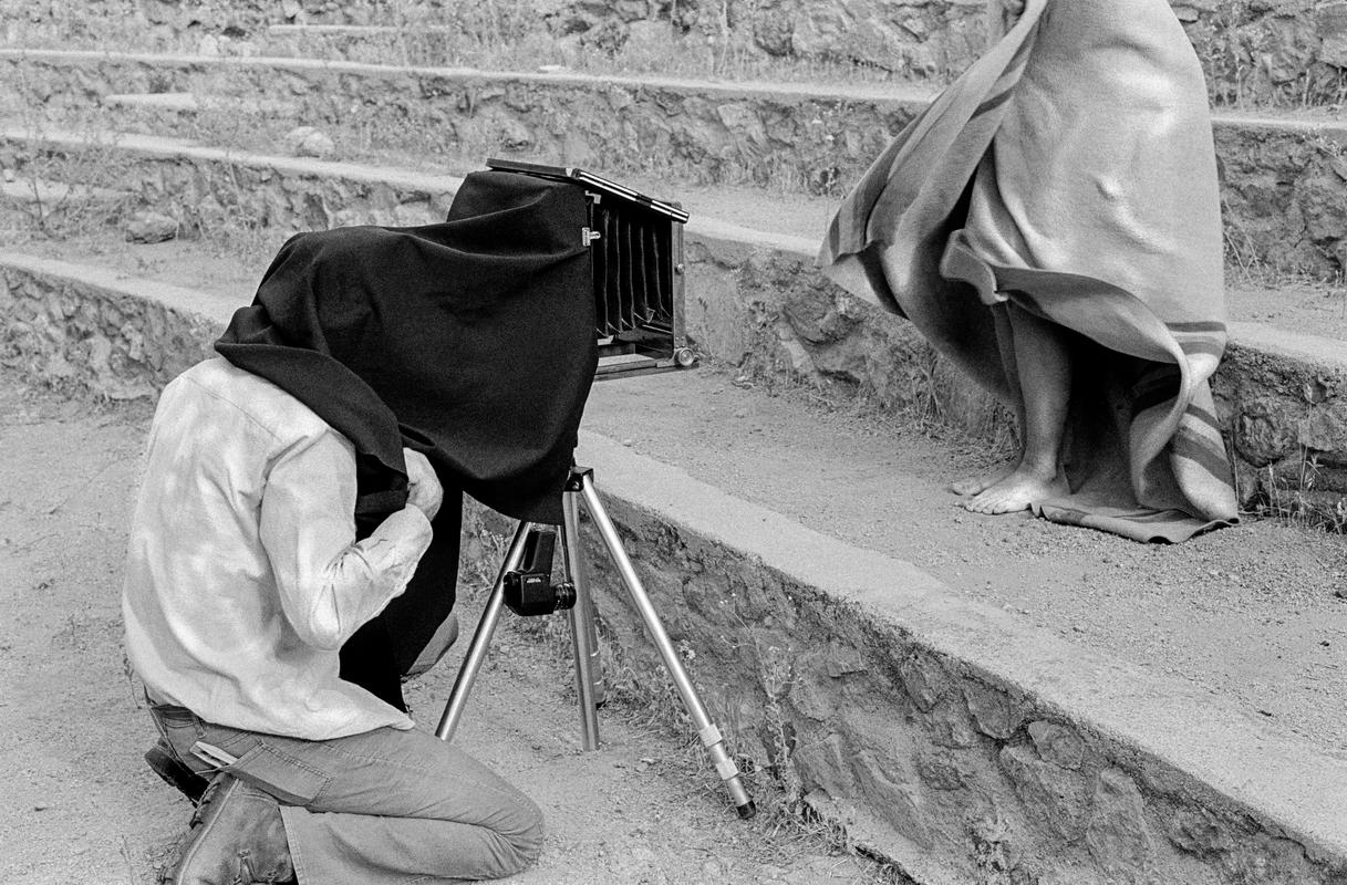 USA. ARIZONA. A student photographer takes pictures of another student on one of Cole WESTON&#039;s nude workshops in the Arizona desert. 1979.