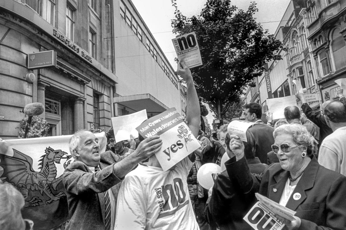 GB. WALES. Newport. Campaign for Assembly vote. The centre of Newport where the battle is between the Yes&#039;s and the No&#039;s. 1997.