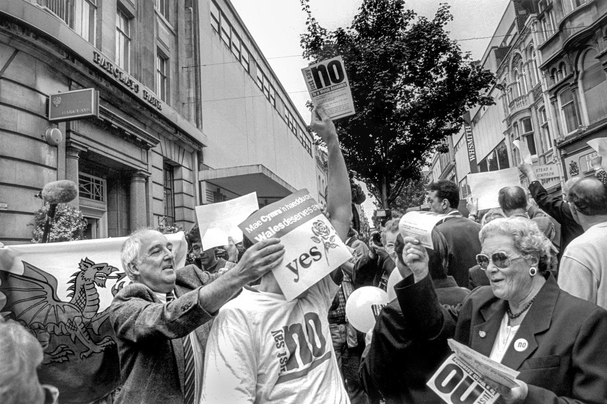 GB. WALES. Newport. Campaign for Assembly vote. The centre of Newport where the battle is between the Yes&#039;s and the No&#039;s. 1997.