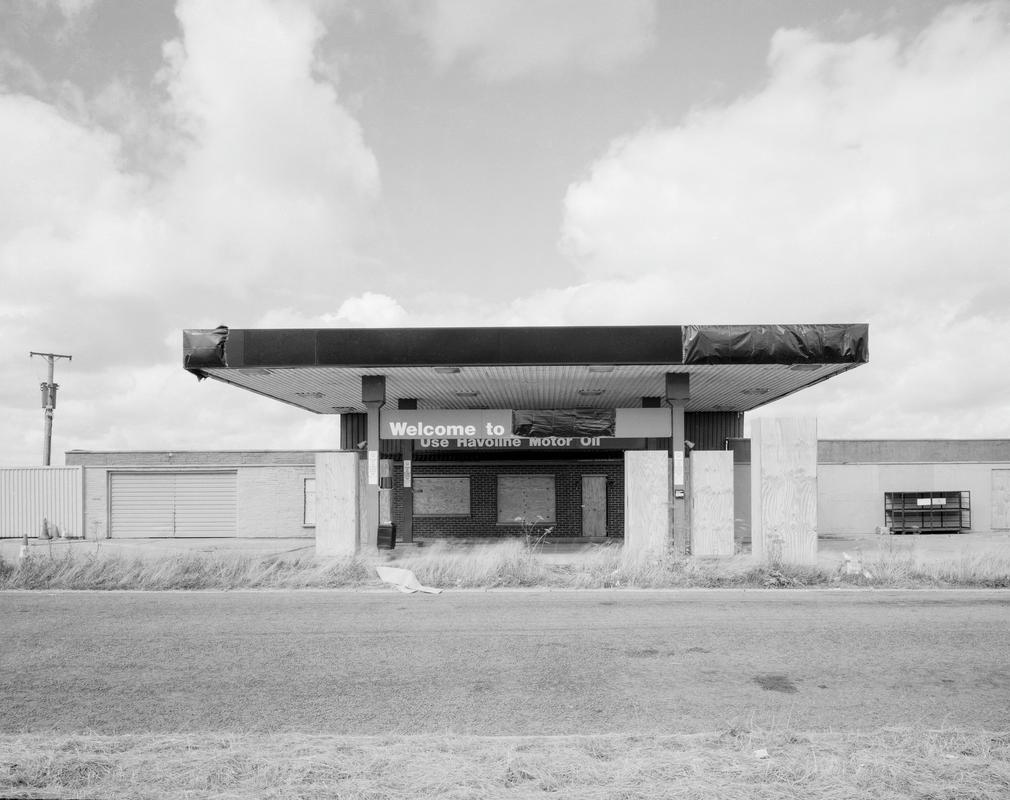 GB. WALES. Beside the A40. Petrol Station. 1995.