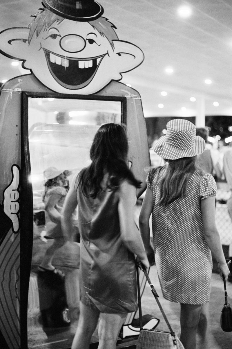 USA. Cincinnati. Distorting mirror in local Amusement arcade. 1968.